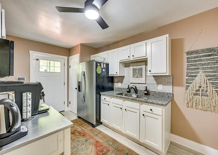 Easy Access To Pittsburgh: Urban Retreat W/ Deck Holiday home