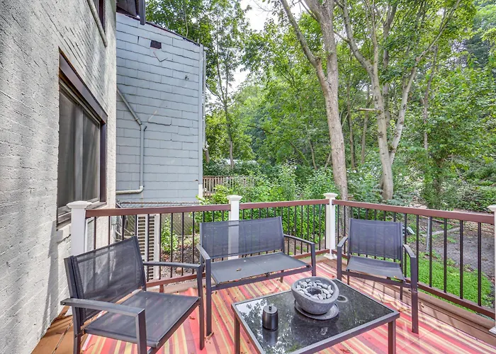Easy Access To Pittsburgh: Urban Retreat W/ Deck Holiday home